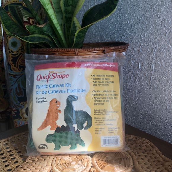 New Old Stock Quick Shape Plastic Canvas Fossils Kit - Picture 7 of 10